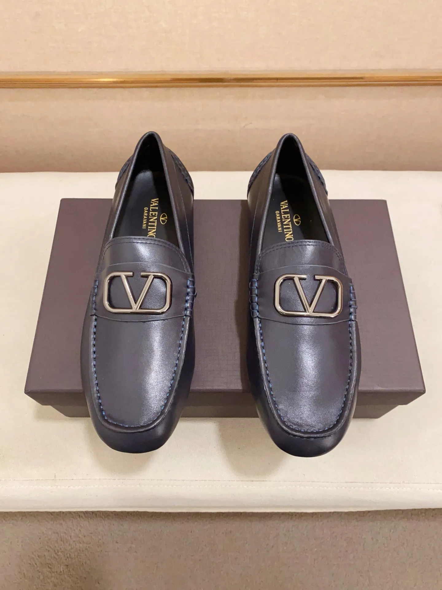 Men's shoes💰: 680💰VALENTINO, made of imported cowhide with imported water-dyed cowhide lining, iconic hardware and iconic wear-resistant outsole. 38-44. 45 VALENTINO packaging can be customized to enjoy the brand’s iconic product packaging